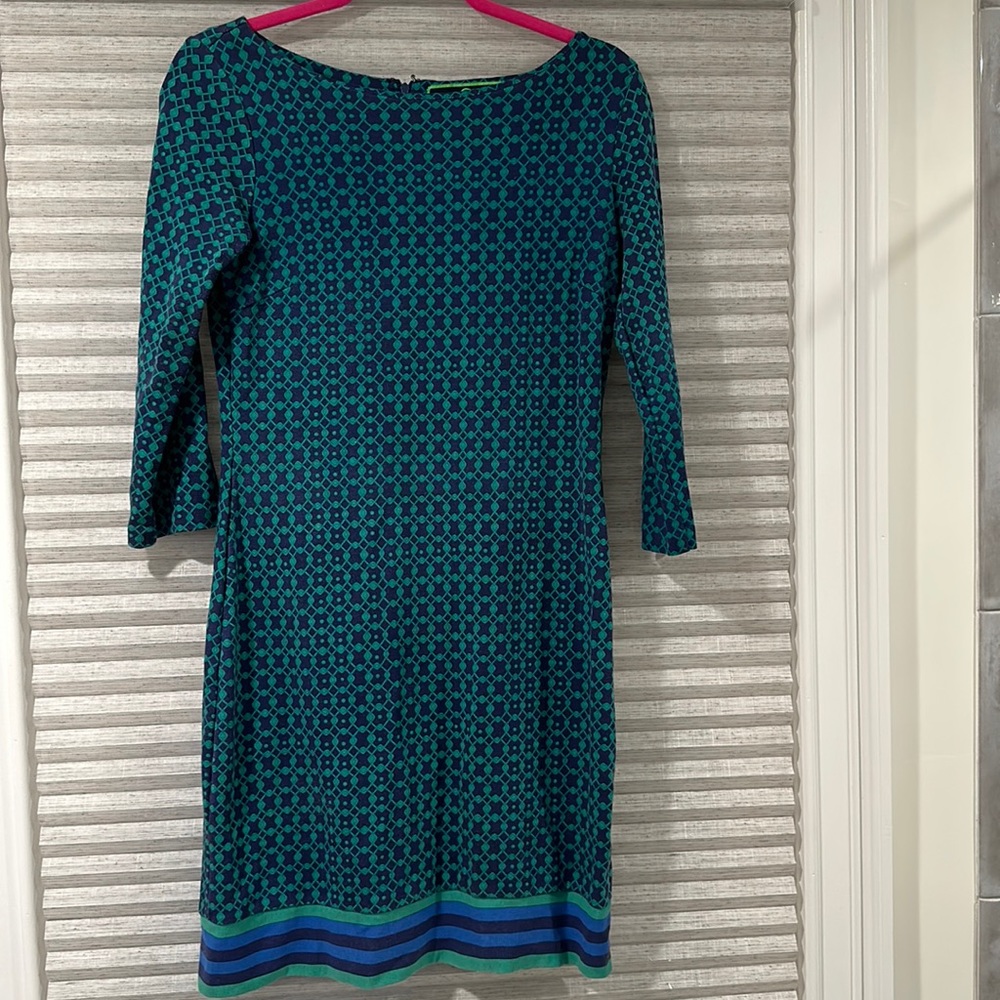 C. Wonder boatneck dress featuring beautiful navy and green pattern Sz Medium 💙